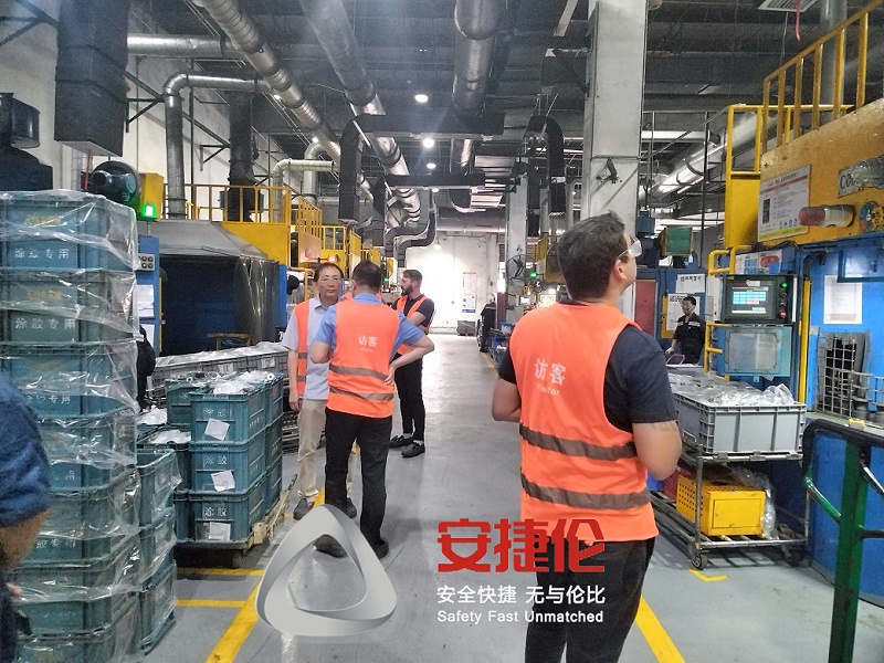 大連外貿(mào)公司代國外客戶采購安捷倫的橡膠減震自動滾噴機